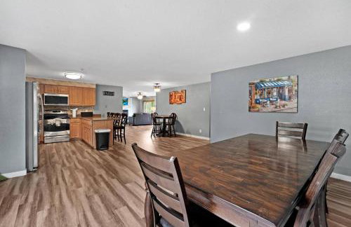 Arvada Retreat + 6 BD + Movie Theater - Photo 4