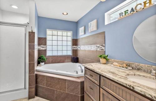 Endless Summer Retreat with Private Pool near Beach - Foto 23