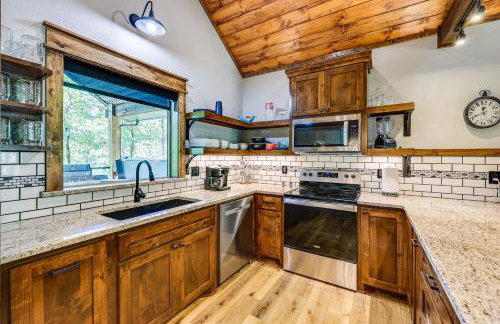 Big Cedar Vacation Rental with Deck and Hot Tub! - Foto 8