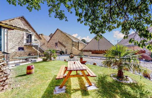 Stunning Home In Neuilly Le Vendin - Photo 8