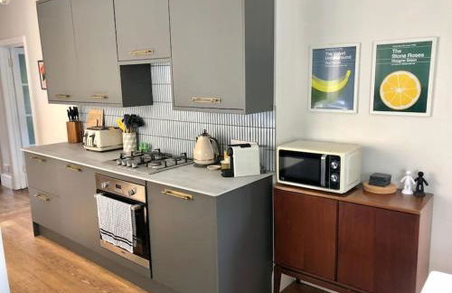 Flat1Hove- renovated, 2BR, patio, beach, free onsite parking - Foto 8