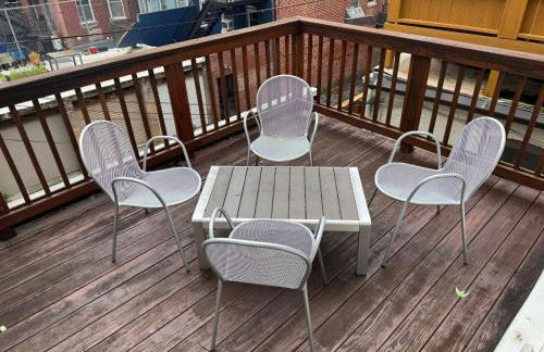 Classy Victorian Brownstone Subway Shopping - Photo 31