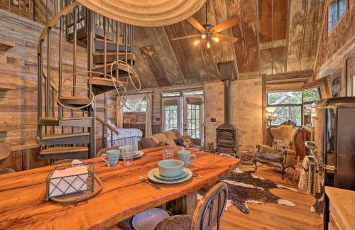 Horse Thief Inn Cabin Retreat with Deck and Hot Tub! - Foto 8