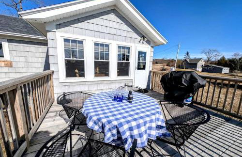 Picturesque Waterfront Cottage with Waterfall Views, Fireplace & Deck, Near Acadia National Park in Gouldsboro, Maine - Foto 2