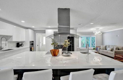 Luxe 4BR Waterfront w Htd Pool 5min to Beach - Foto 47