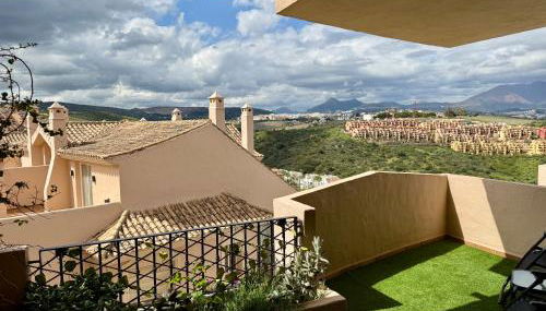 Gorgeous 2 bed Duquesa apartment, 2 pools, easy parking and 2 large balconies, 1 with stunning views - Foto 1