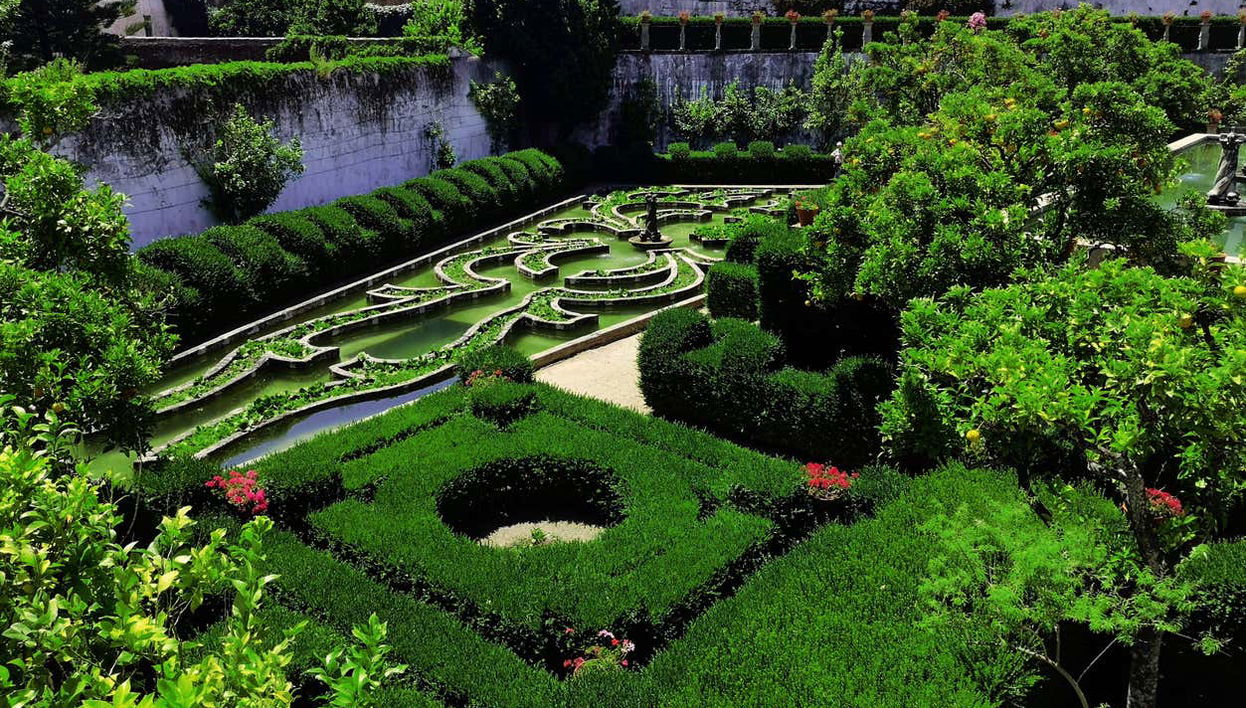 Recorriendo el jardín del Palacio Episcopal de Castelo Branco