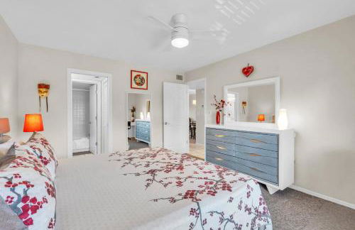 Second Floor With Lake and Fountain View - Photo 3