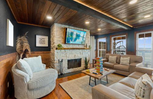 Wood Haven Cabin with a hot tub fire pit & indoor pool - Photo 17