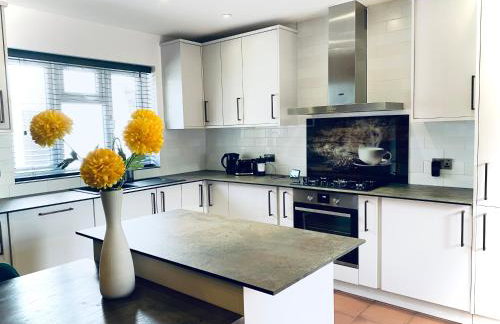 6 Bedroom Bungalow Ascot Racecourse LegoLand Windsor Castle 75" TV - Foto 9