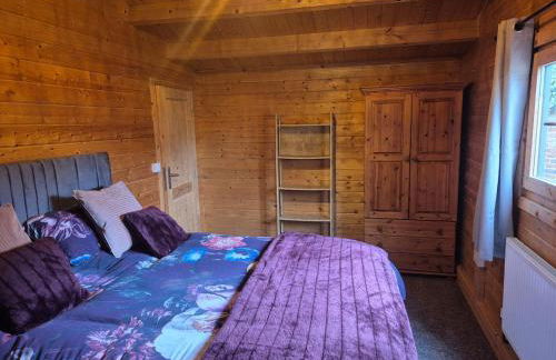 Chalet close to Heathrow T5, Windsor Castle, Legoland, Thorpe Park, with off road parking, free Wifi, private garden, spacious & fully equipped, cozy wood burner & comfy sofa, ideal for exploring London with trains to Waterloo, a beautiful unique retreat - Foto 24