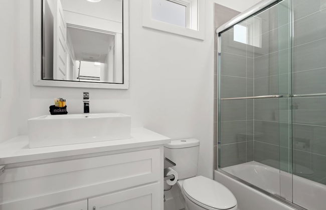 Brand NEW Expansive Coastal Home w/ Custom Furnishings Sleeps 15 - Foto 24