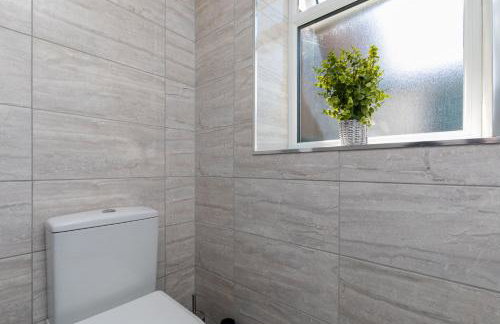 Findon- Stylish Suite 10mins close to Airport - Photo 16