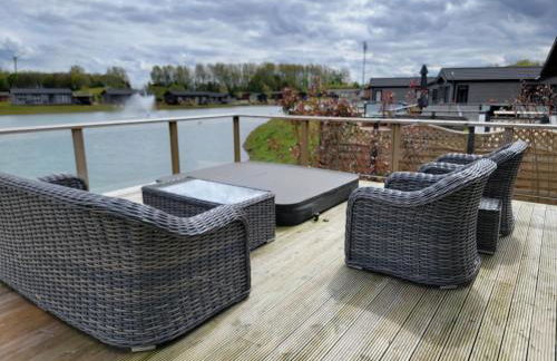 Luxury 2-Bed Lodge in Routh Sleeps 4 with Hot Tub - Foto 44