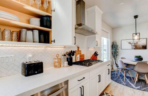 Midway to Heaven! BRAND NEW 5 bed 4.5 bath, HOTTUB - Photo 63