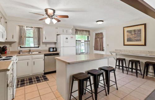 Impressive Dual Woods and Lake Homes That Sleep 32 - Foto 55