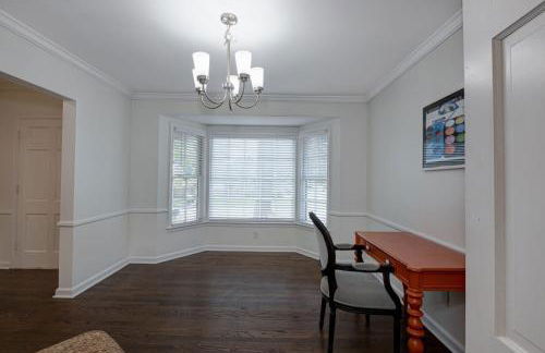 Group Getaway 6BR Near Fort Benning Huge Kitchen Private Yard - Foto 18