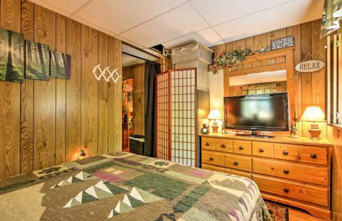 Pet-Friendly Cabin with Fire Pit, BBQ and Great Deck! - Foto 9