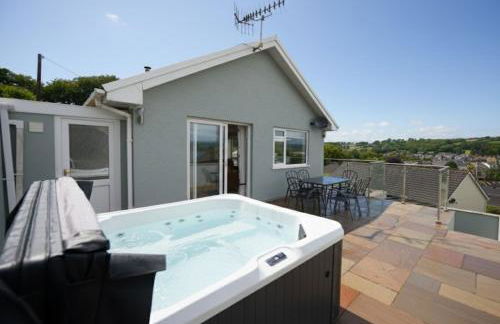 Lloret, Contemporary Retreat with Hot Tub & Waterside Views - Photo 10