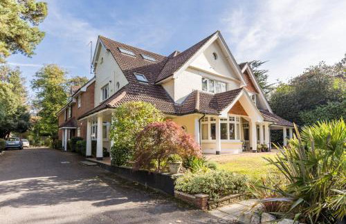 The Gables Penthouse - 15-Minute Walk to Branksome Chine Beach - Photo 1