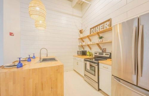 Darlin' Downtown Dawghouse - Photo 9