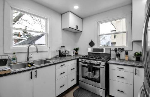 Spacious 4BR Near UB Niagara Falls - Pet Friendly - Photo 8