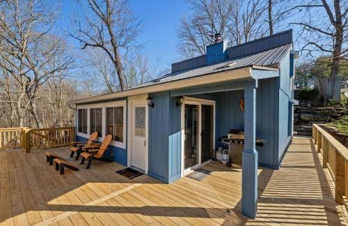 Little blue house on the lake - Photo 1