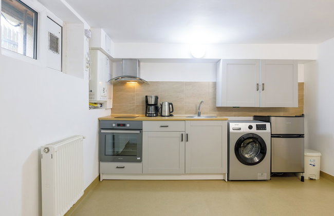 Modern Apartment - Photo 34