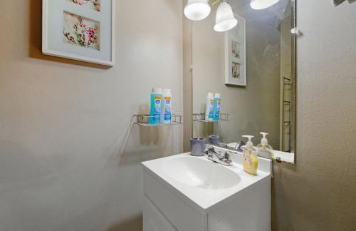 Next Stop! Comfort! 3 BR Near Amtrak Station! - Foto 17