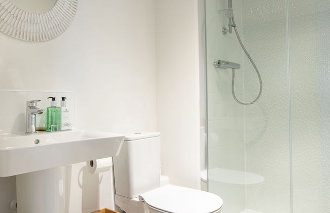 4 Bedroom Detached House 5mins Walk to Shopping Village - Foto 26