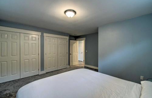 Scenic & Spacious Getaway on North Bay w/ Deck! - Foto 13