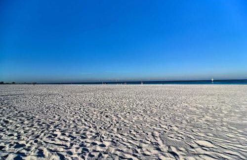 Coastal Sea Side Townhome - Walk to Beach! - Foto 1