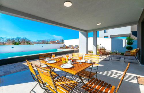 Modern Casa di Lucija with heated pool, near Airport, own parking - Foto 4