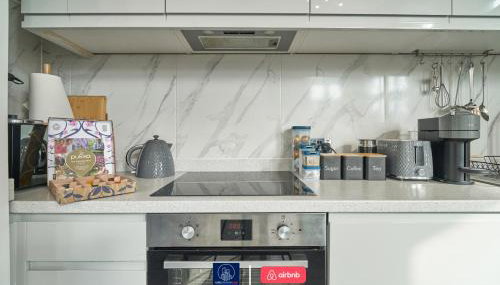 Last-Minute Reserve l Sleeps Up to 4 Guests l Flat 1 l One-Bedroom Apartment with King Bed and High Ceilings Near Camden by Live London Short Lets & Serviced Accommodation - Foto 5, stove, toaster