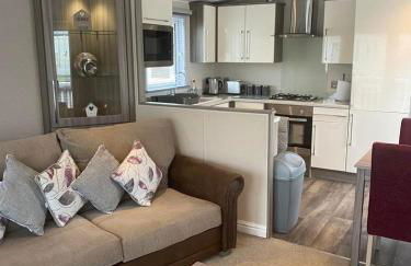 2 Bed Lodge Style Caravan with Hot Tub & Private Garden at Patrington Haven Leisure Park - Foto 10