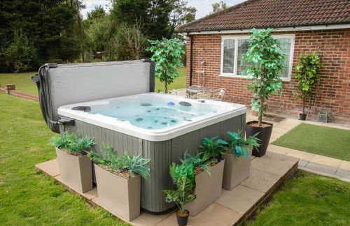 Deluxe 2 Bed Versace Bungalow Hot Tub, Sky TV, Cinema Screen Saffron Walden - Foto 13