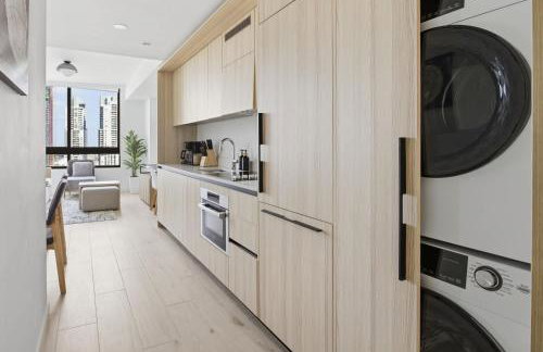 Upscale Downtown Condo Pool Gym & Skyline Views - Foto 44