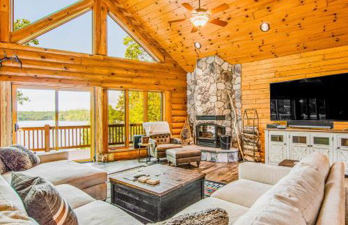 Bear Pause Retreat & The Stone House - Photo 1