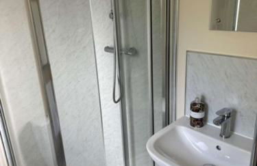 Newark area - modern 3 bedroom semi with free off road parking for 2 vehicles - Photo 7