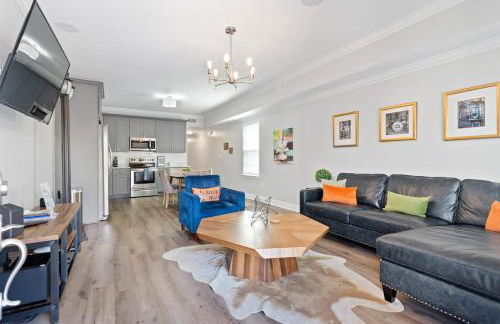 Mid-City 4BR w Pool Near Streetcar - Foto 1