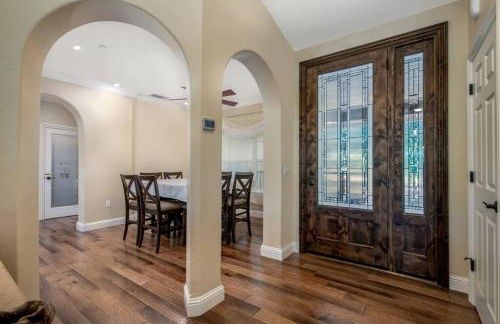 New Luxury 5BR Cabin in Pine Mountain Lake! 1 Minute to Beach! Massage Chair! Close to Yosemite! Perfect for Retreats and Escapes All Seasons! - Foto 31