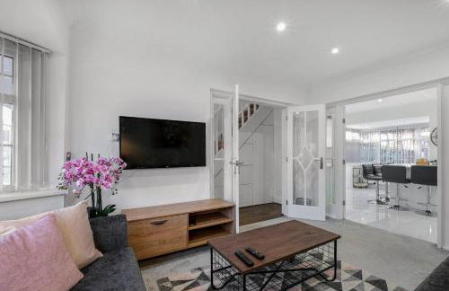 Family-Friendly 4-Bed near Parks & Transport Links - Foto 25