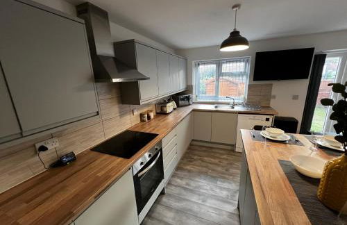 Selly Oak Near QE and UoB - 5 Bed Ensuite - Perfect for groups and contractors - Foto 12