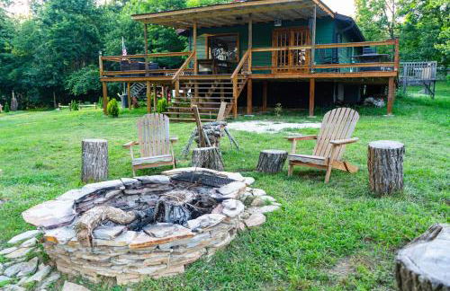 Hot Tub, Private 3 Bed Lodge, 1 mile from Blue Ridge Parkway, Giant Jenga, Families Welcome! - Foto 6