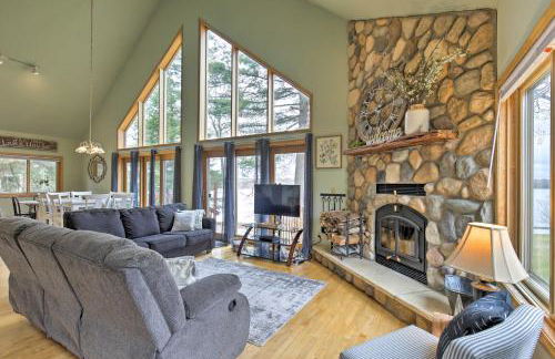 Cozy Dam Lake Escape with Dock, Yard and Water Access! - Foto 6