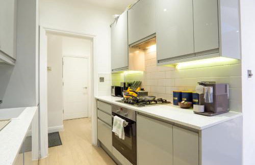 A beautiful Two Bedroom Flat with Garden & Parking - Photo 6