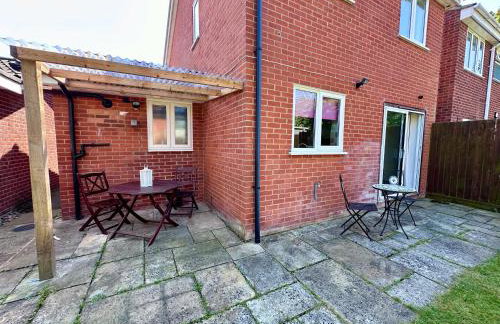 Award Winning Beautiful House in South Cambridge, 14-Min Drive to the City Centre, Free Parking, No Sofabeds, Sleeps 6 - Photo 37