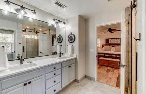 Spacious Home with Swim Spa and Deck in Medford! - Foto 16