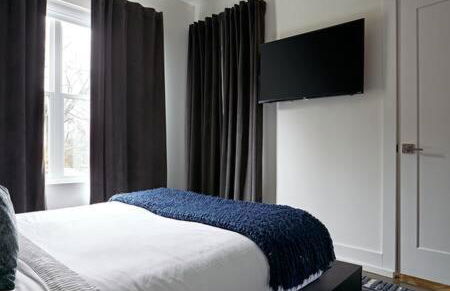 Hillsboro Village Rooftop Retreat with City Views, Sleep 12 with Gourmet Kitchen, Smart TVs & Garage, Walk to Vanderbilt, Pancake Pantry and Boutique Shopping, Minutes to Broadway, 12 South and The Parthenon, Perfect for Groups, 24Hr Hospitality - Foto 19