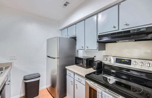 Your Airy King Suite Getaway - Sleeps 4 - Pool, Prkg - Photo 12